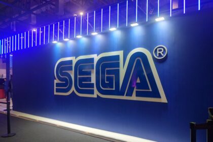 Imagem mostra a foto de uma parede com logotipo da Sega