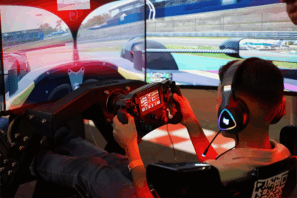 Imagem mostra um jovem em um game de simulação de corrida